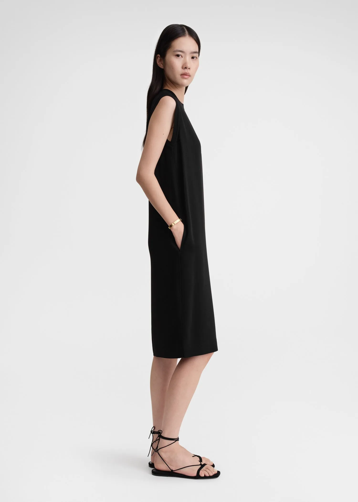 Rib-edge shift dress black